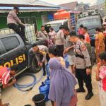300 Warga Pulau Tayan Barat Terima 4.000 Liter Air Bersih dari Polsek